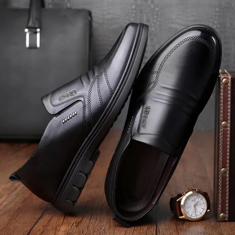 أحذية جلدية رجالية سوداء جديدة، ذات نعل ناعم مضاد للانزلاق وجيد التهوية، أحذية رجالية رسمية أنيقة، أحذية فاخرة خفيفة الوزن من قسم التعديل الجماعيأحذية جلدية رجالية جديدة سوداء اللون، بنعل ناعم مانع للانزلاق وجيد التهوية، مناسبة للارتداء الرسمي أو غير الرسمي، أحذية فاخرة خفيفة الوزن - Image 3