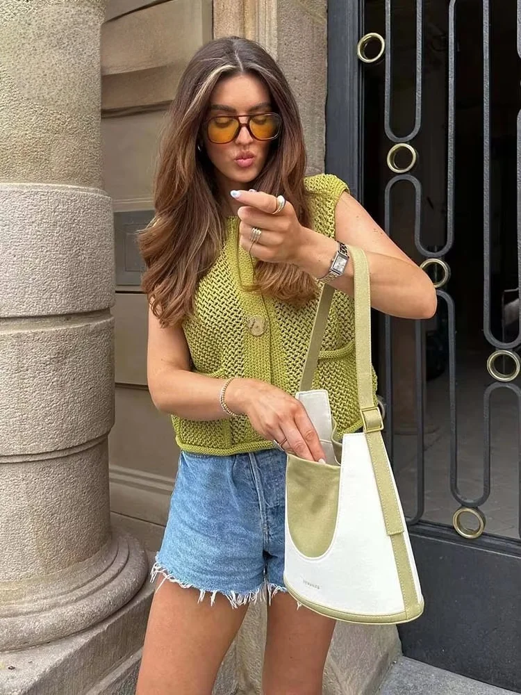 سترة نسائية أنيقة بدون أكمام محبوكة بإبرة خشنة، بجيوب كبيرة وأزرار رقعة، وسترة كارديجان من قسم التحرير الجماعيسترة نسائية أنيقة بدون أكمام، محبوكة بإبرة خشنة، بجيوب كبيرة وأزرار رقعة، مناسبة للارتداء اليومي. - Image 4