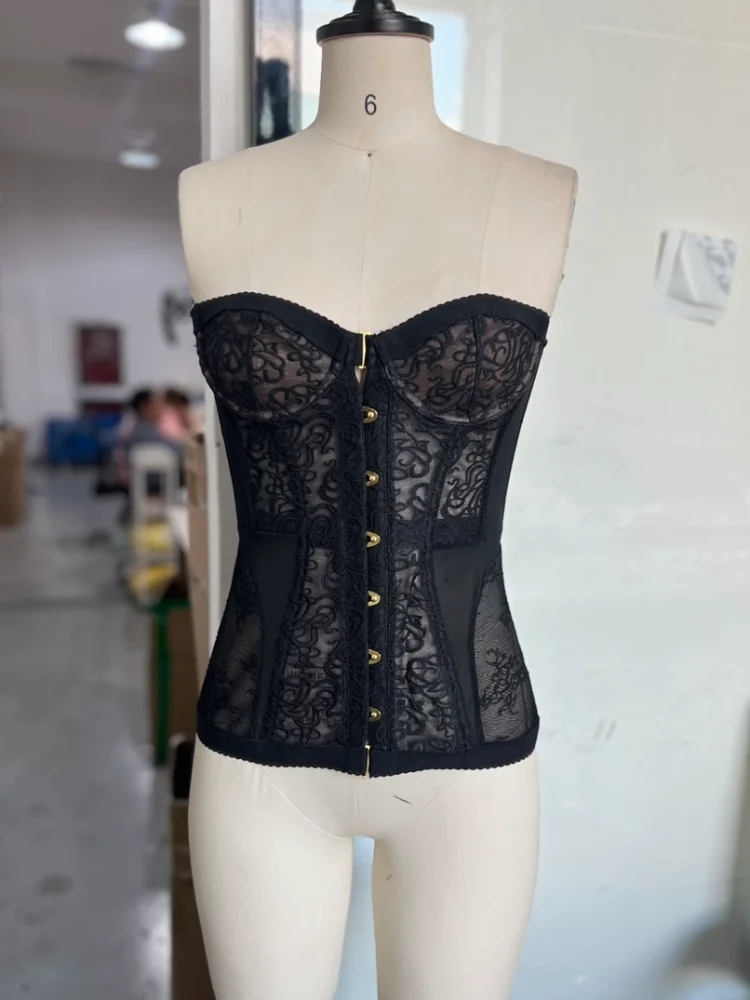 Sexy Slim Fit Corset Lace Hollowout Without Strapless Top Lace Up Slim Fit Tops 2026 Summer Women Street Trendy Vest من قسم التحرير الجماعيبلوزة ضيقة مثيرة بدون أكمام من الدانتيل بتصميم مجوف، مناسبة لصيف 2026، قطعة أنيقة وعصرية للنساء. - Image 6