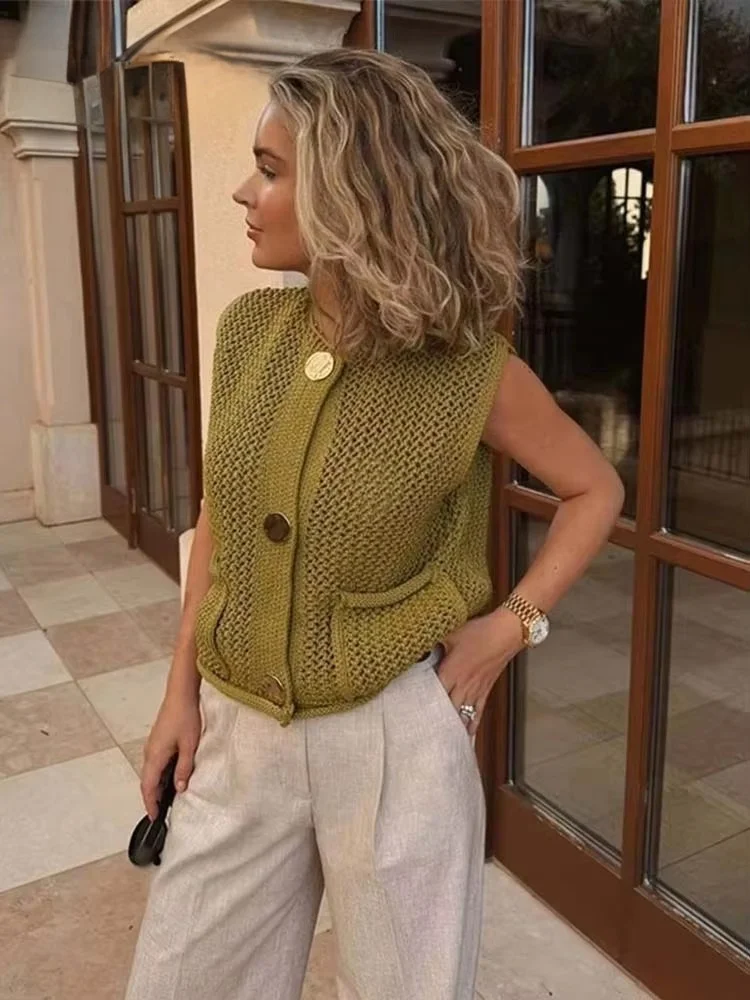 سترة نسائية أنيقة بدون أكمام محبوكة بإبرة خشنة، بجيوب كبيرة وأزرار رقعة، وسترة كارديجان من قسم التحرير الجماعيسترة نسائية أنيقة بدون أكمام، محبوكة بإبرة خشنة، بجيوب كبيرة وأزرار رقعة، مناسبة للارتداء اليومي. - Image 3