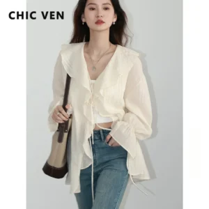 قميص CHIC VEN النسائي الفضفاض ذو الحواف المكشكشة، بلوزات نسائية برقبة على شكل حرف V ورباط أمامي، متوسط ​​الطول، ربيع وصيف 2026 من قسم التعديل الجماعيقميص نسائي أنيق من CHIC VEN، فضفاض، كاجوال، بحواف مكشكشة، بلوزات نسائية، بياقة على شكل حرف V، برباط، متوسط ​​الطول، قمصان نسائية ربيع وصيف 2026