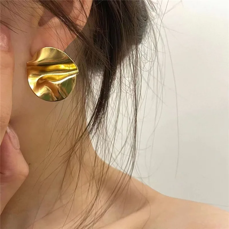 أقراط أذن دائرية مطوية أنيقة بدون ثقب للنساء، بتصميم شخصي، أقراط معدنية بانك غير منتظمة، مجوهرات للحفلات من قسم التحرير الجماعيأقراط أذن دائرية مطوية أنيقة بدون ثقب للنساء، بتصميم شخصي، أقراط معدنية بانك غير منتظمة، مجوهرات للحفلات - Image 2