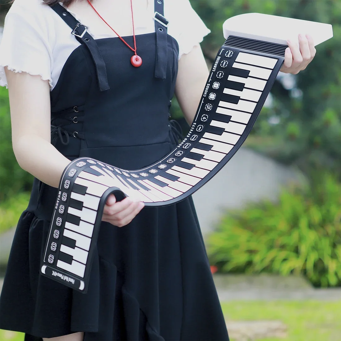 IRIN 49-Key Hand Roll Up Piano Silicone Portable Keyboard Musical Instrument for Education Foldable Beginner Electronic Piano من قسم التحرير الجماعيبيانو IRIN اليدوي القابل للطي ذو 49 مفتاحًا، لوحة مفاتيح سيليكون محمولة، آلة موسيقية تعليمية، بيانو إلكتروني قابل للطي للمبتدئين - Image 2